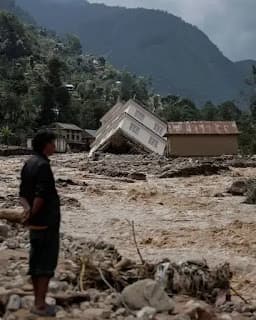 Nepal-Tibet Flood Video Shows Wall of Mud, Water